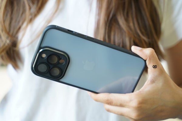 Transparent Case with Colored Border and Camera Lens Protector - Image 45