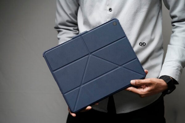 iPad Pro 13 inch (M4 Chip 2024) Blue Bumper leather Case with transparent back and camera shutter - Image 7