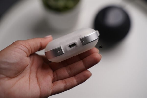 Rugged Translucent Airpods Pro Case (2nd Generation) - Image 8